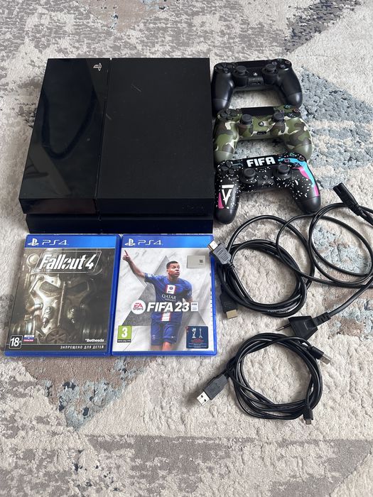Продам PS 4 в отличном состоянии
