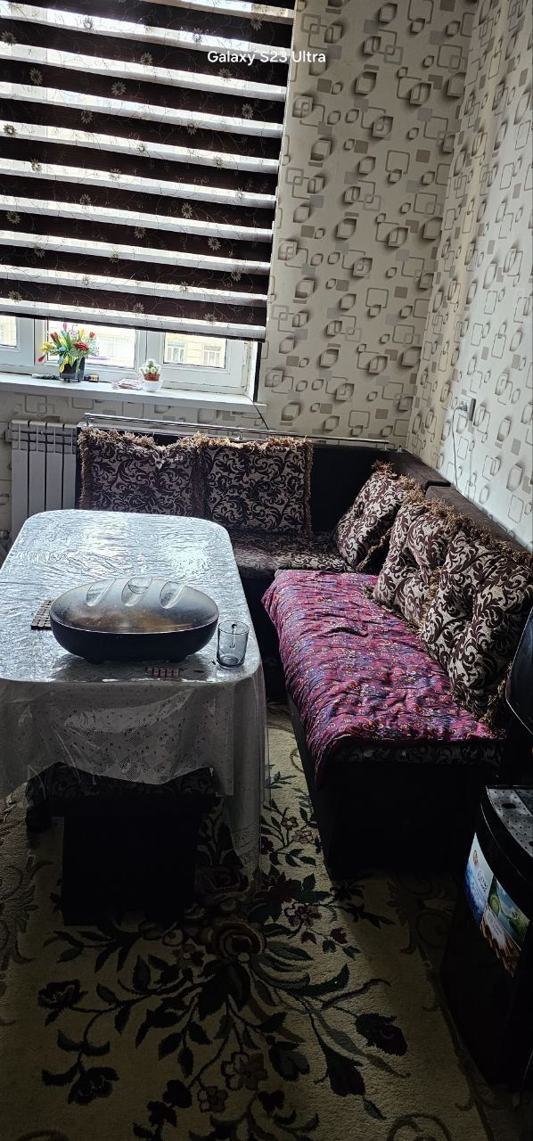 Oshxona ugologi sotiladi 2ta pufigi stoli bn 800 ming sum ichi sandiql