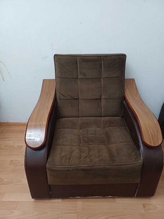 Продам диван с 2 креслами.