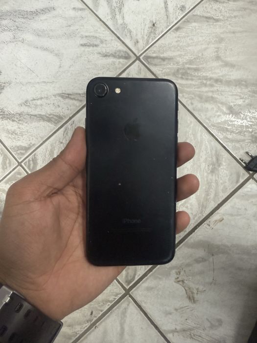 Iphone 7  xolati yaxshi  srocna sotiladi
