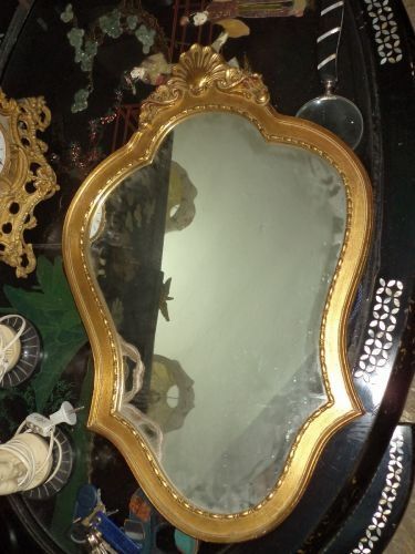 Eleganta oglinda franceza cu o sculptura deosebita,structura din lemn