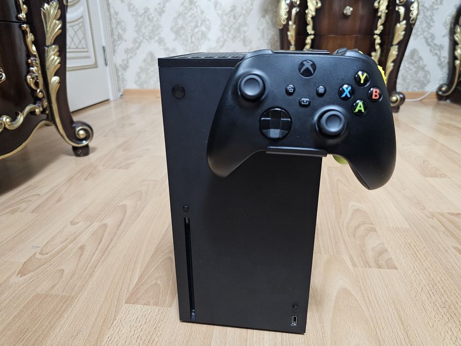 X box series X 1тб. Почти новая 2 геймпада. Gamepass