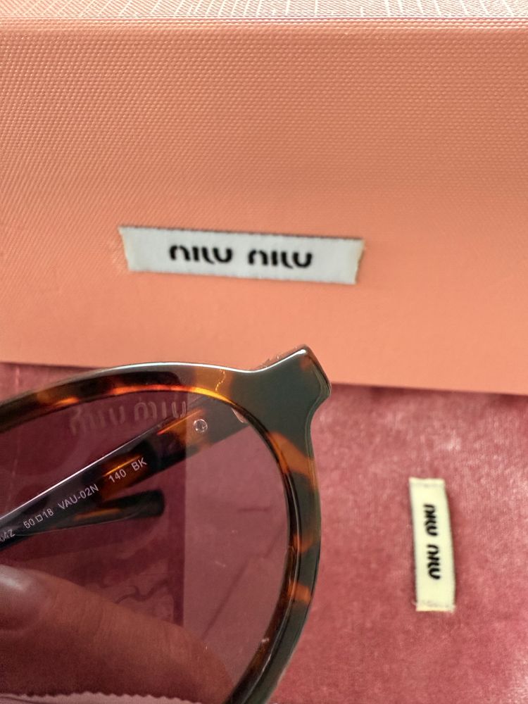 Слънчеви очила на марката MIU MIU