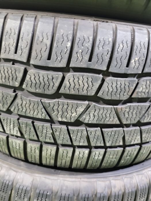 2 бр зимни 235/45/17 Continental