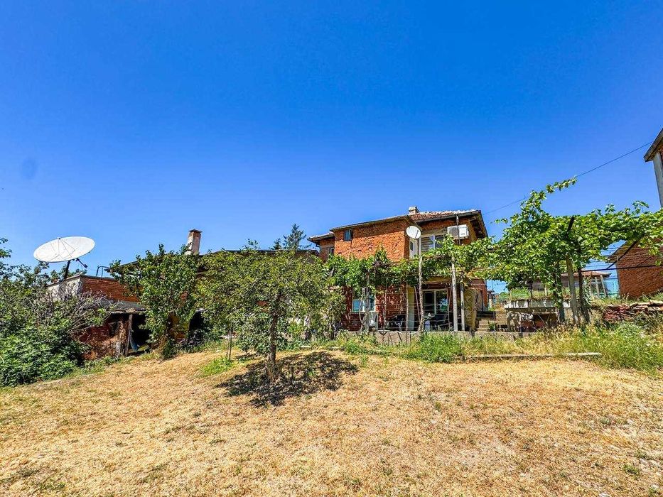 Двуетажна къща с двор в центъра на град Средец, област Бургас