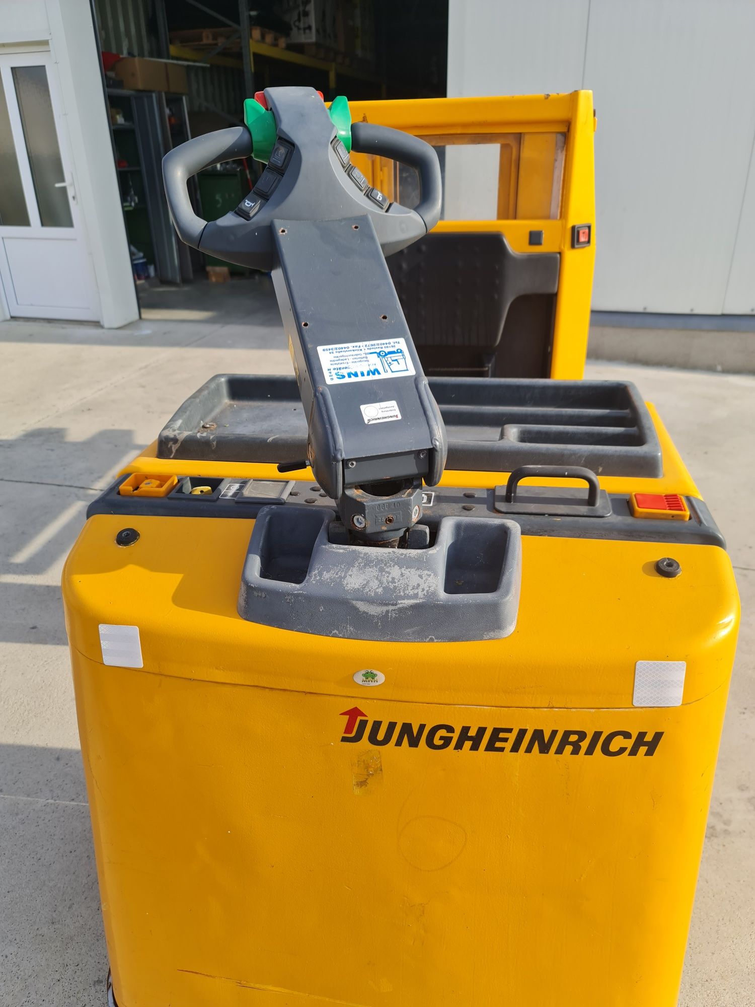 Vând transpalet Jungheinrich , electric cu post de conducere