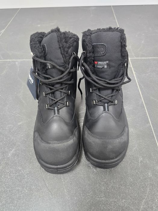 Ботинки на шнурках.