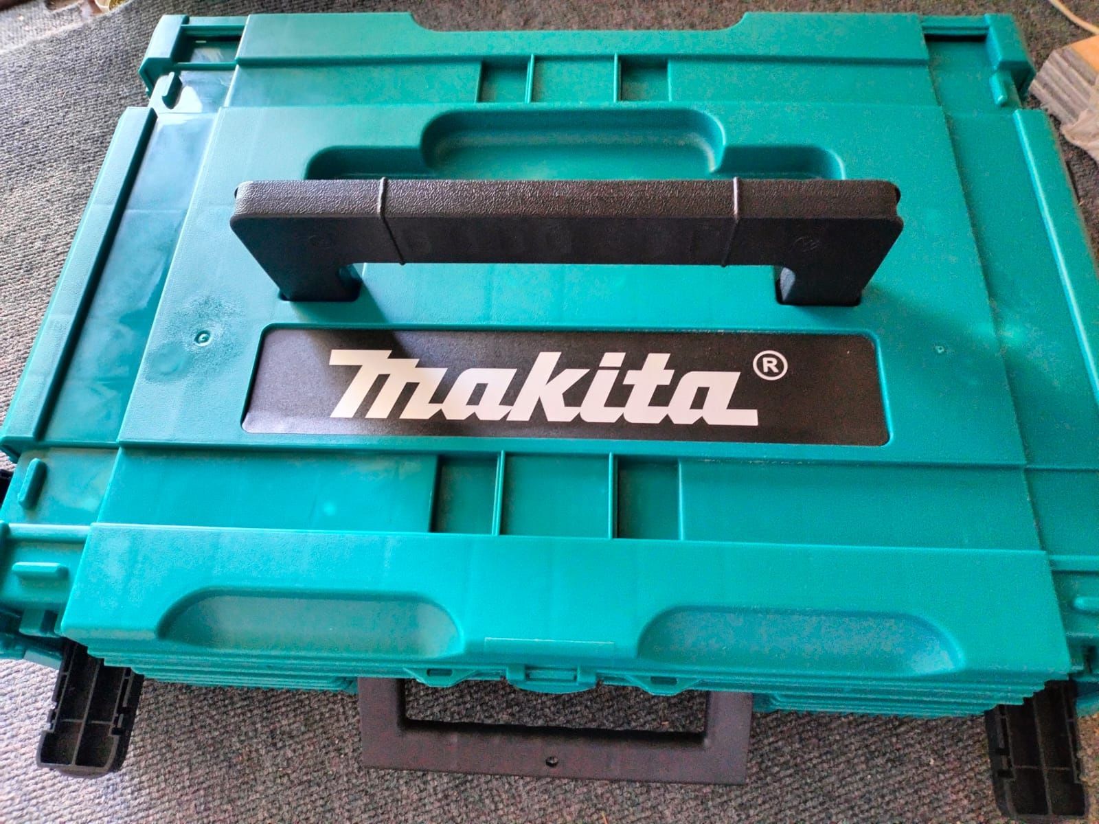 Продам строительный набор инструментов Makita