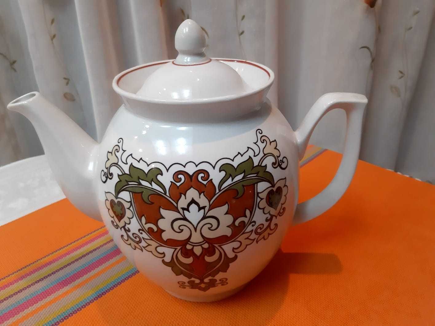 Продам чайник фарфоровый