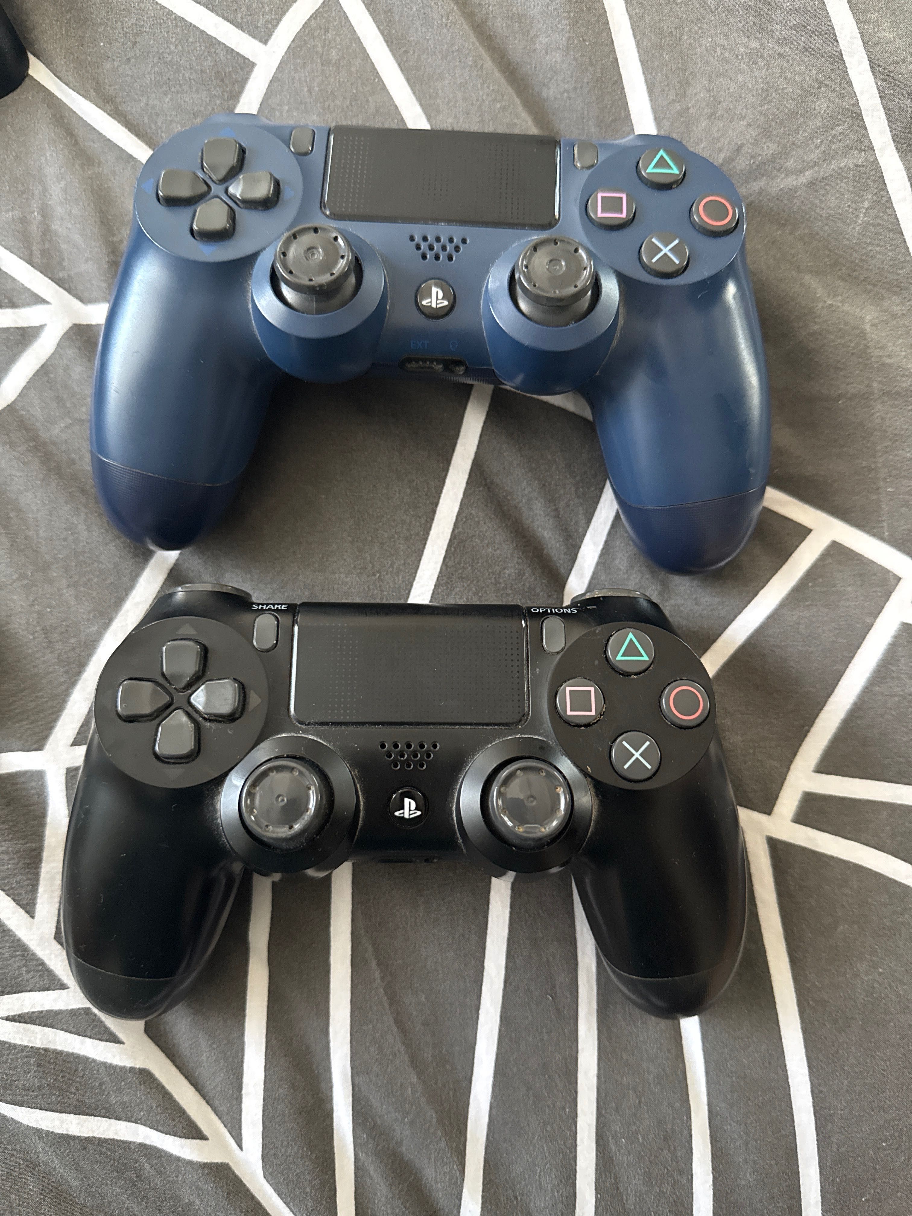 PS4 с два контролера