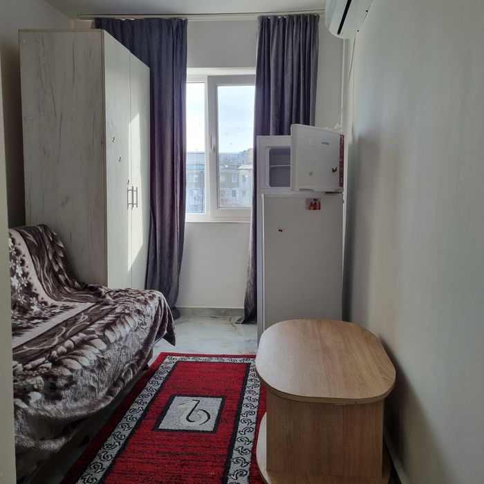 Închiriez  garsonieră zona vest cu baie