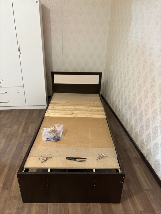 Продается Одноместная кровать без матраса