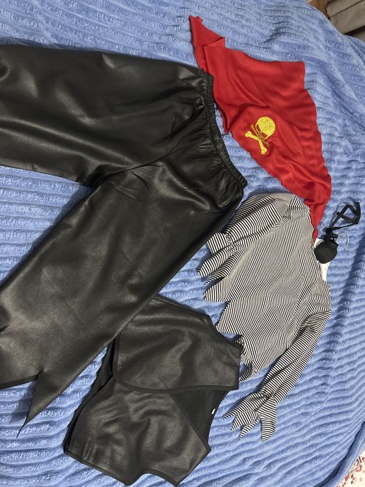 Костьюм пирата на мальчика в отличном состоянии. Размер 34