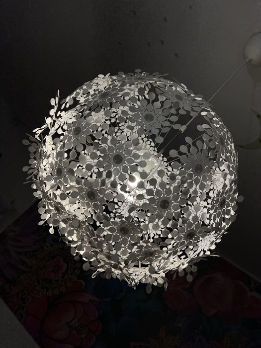 Lampa din “ flori brodate”