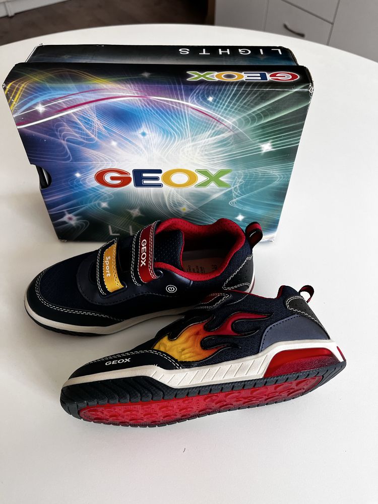 Geox светещи маратонки 34
