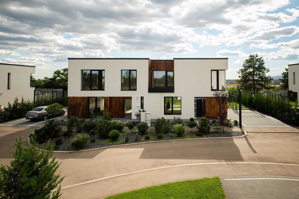 HEFE HILLS – Luxury Black November -