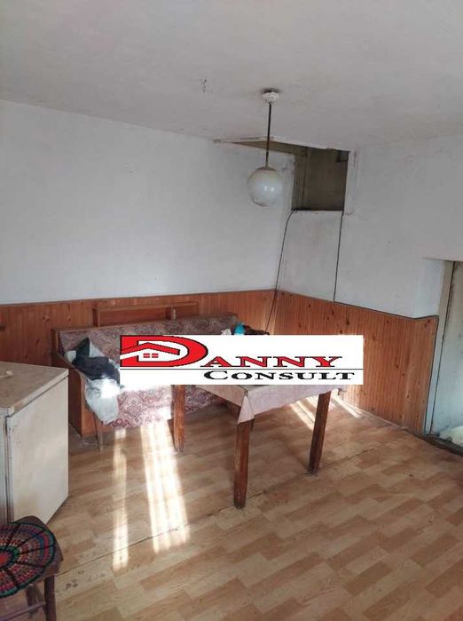 Двуетажна къща с двор и кладенец - с. Караисен