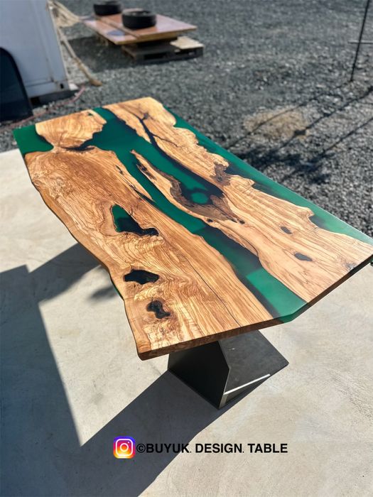 Трапезна маса от маслина и епоксидна смола зелен цвят