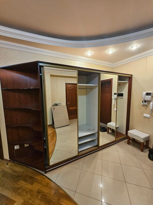 Срочно. Прихожая.