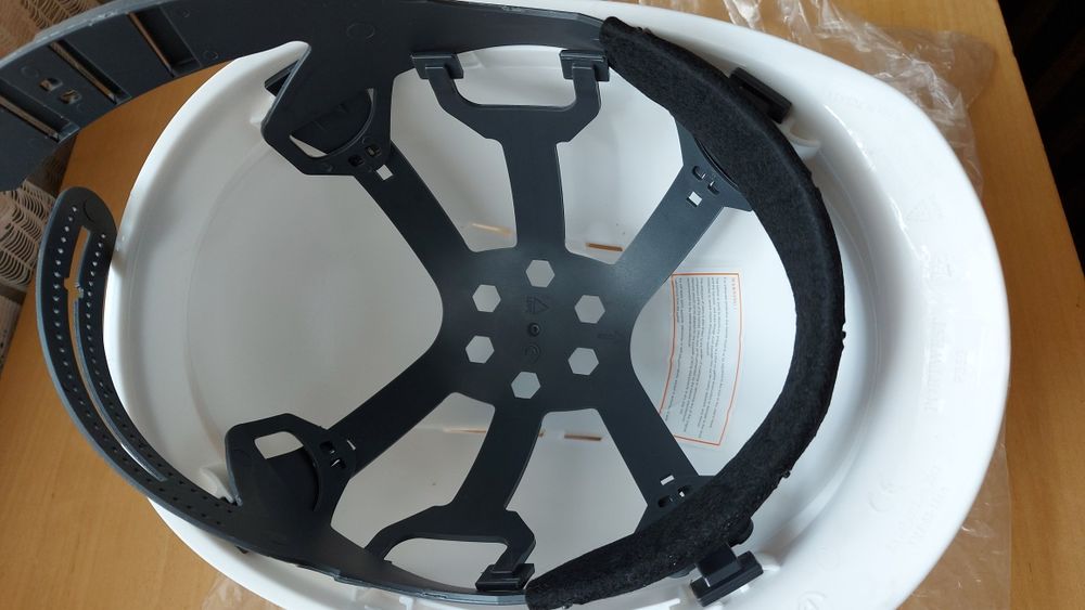 Каска за работа на височина и спортно катерене