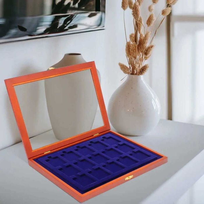 Луксозна дървена витрина SAFE за монети с различни отвори на монетите!