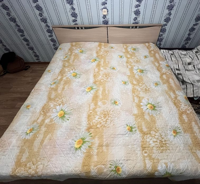 Кровать двухспальная с матрасом