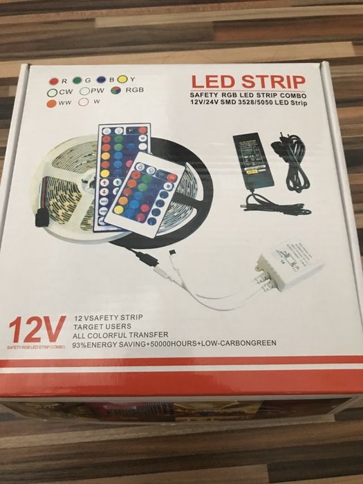 Led strip 5m cu telecomanda si incarcator banda led