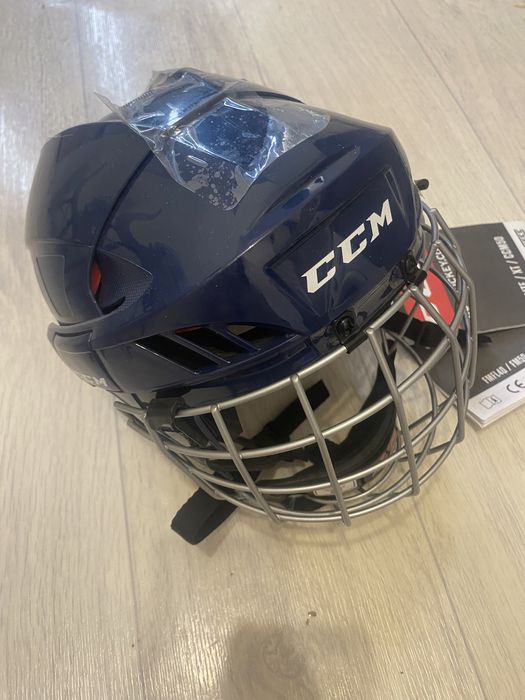 Продам хокеейный детский шлем