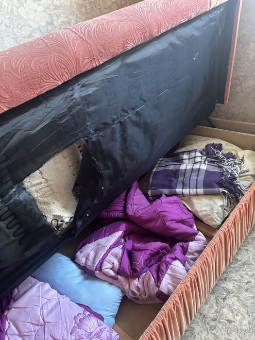 Диван - старый, остался в кв. от старых хозяев