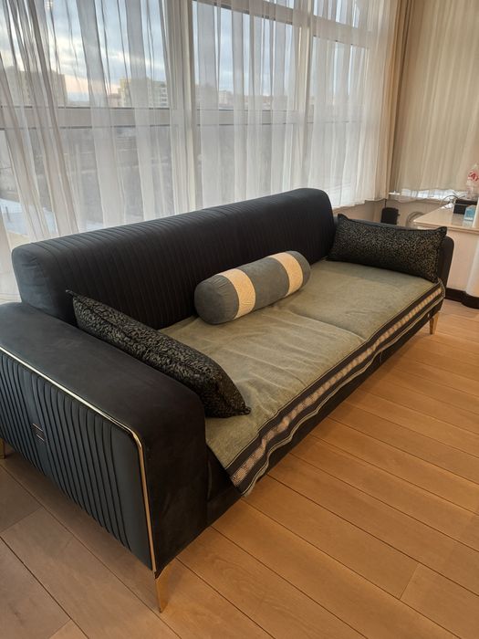 Продам дешево мягкую мебель , диваны , кресла , столы и стулья .