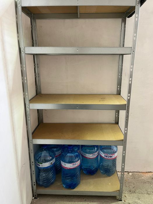 Метален стелаж с дървени плотове