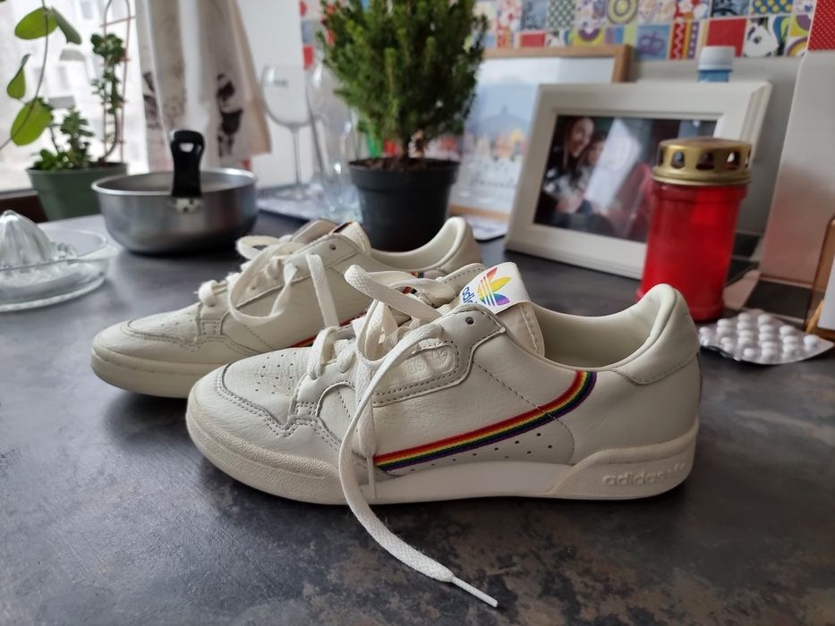 adidasi, Adidas alb murdar