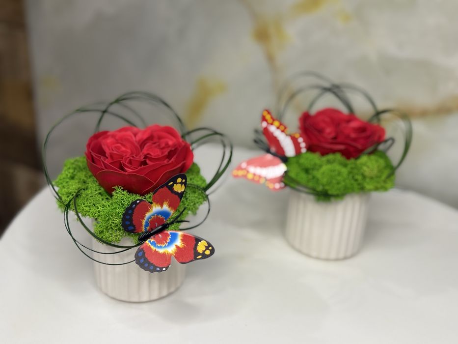 Кашпи с мъх, сапунени и сушени цветя