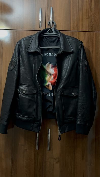 Мужская Кожанная куртка современной моды  в идеальном состоянии