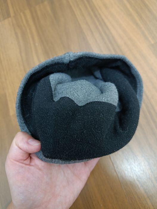 Set Iarnă Exclusiv: Căciulă cu Aplicații și Eșarfă Tip Guler Gros