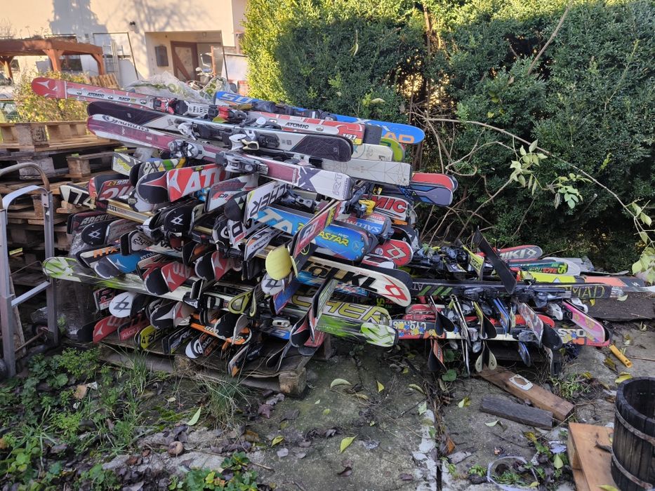 Skiuri, aprox 100 perechi