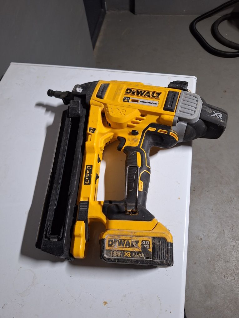 pistol cuie dewalt xr18v