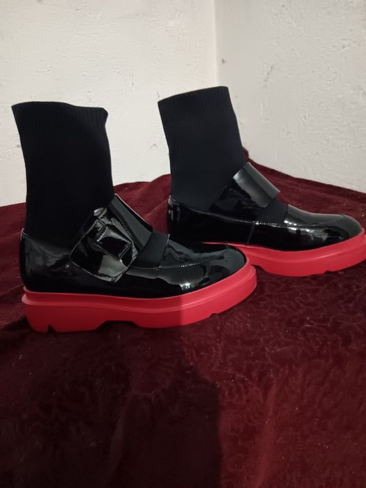 Дамски черни полуботуши  с червен ток