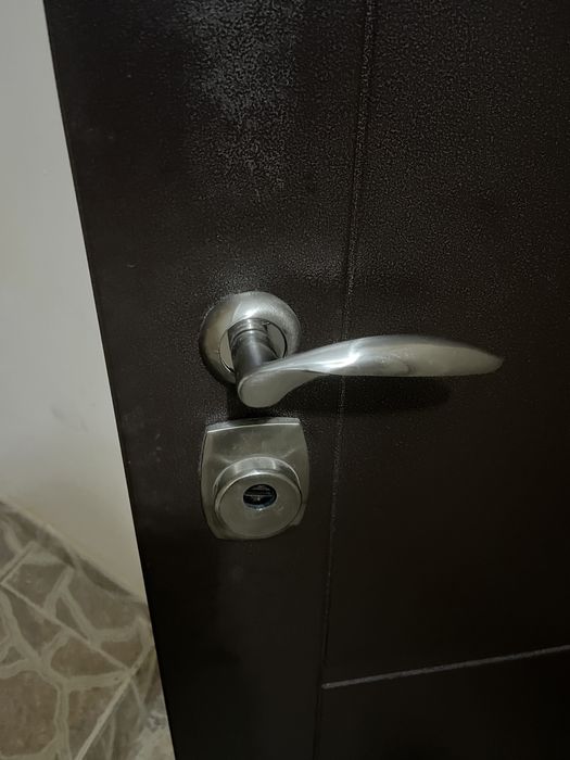 Продам входную железную дверь