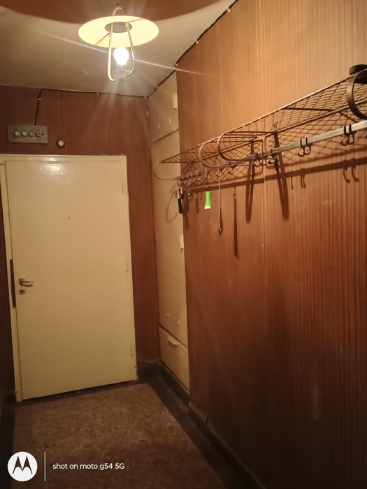 Под наем 3 стаен, София, кв. Изток, 100 кв.м. обзаведен, партер