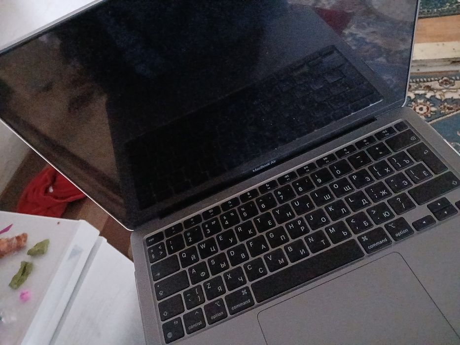 Продам MacBook с гарантией