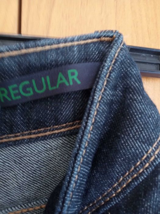 Blugi benetton , albastru indigo marimea M