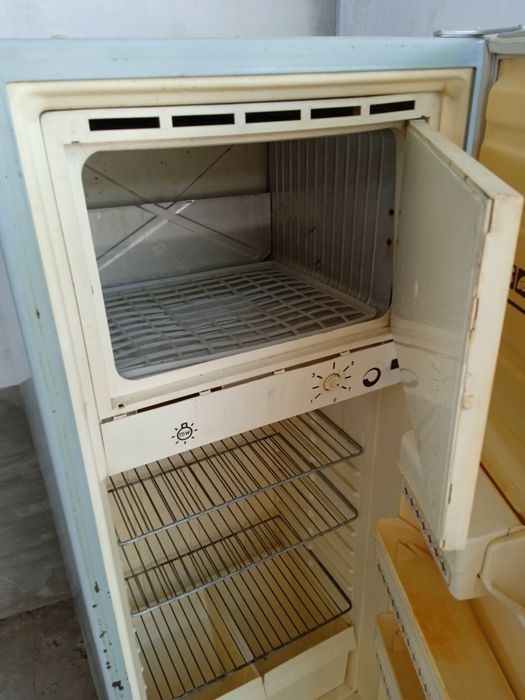 Продается Холодильник б/у в рабочем состояние.  Цена 600 тысяч сумм