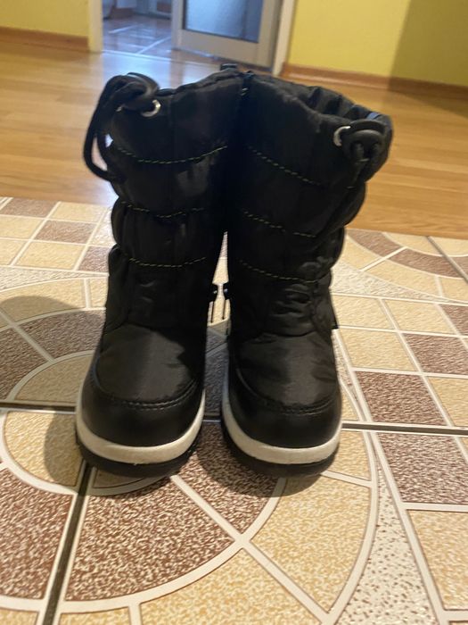 Ghete copii purtate de 3 ori marimea este 23