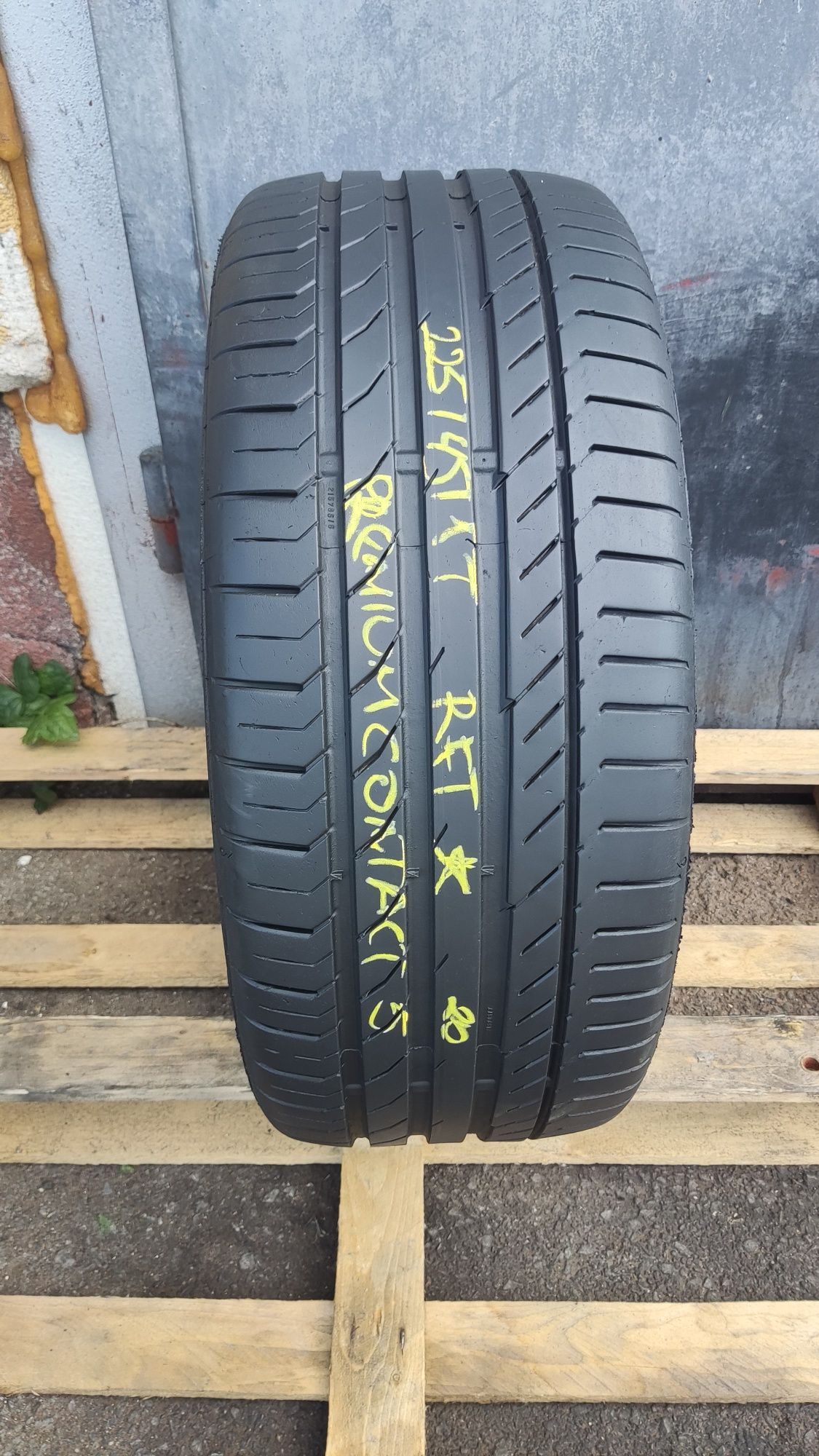 1бр. лятна гума 225/45/17 Continental Premium Contact 5 , SSR, runlat