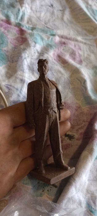 Статуетка на Владимир Маяковски