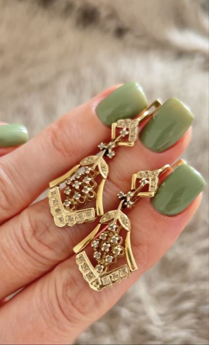 Продам золотые серьги с бриллиантами