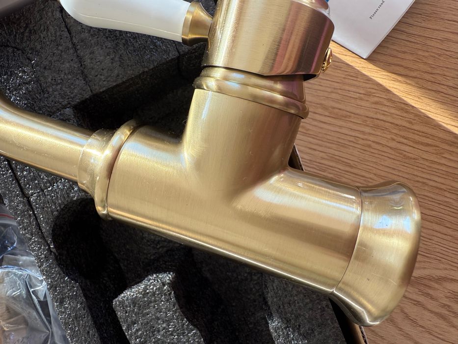 Смесител в цвят “Старо злато”