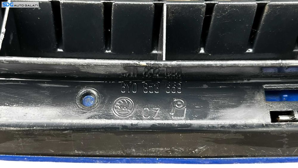 Grila Centrala cu Emblema Sigla de pe Capota Motor Radiator Skoda Fabia 1 2000 - 2007 Cod 6Y0853668 [L5320]
