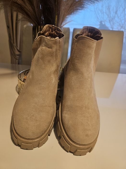 Ghete crem cu captuseala, marimea 38